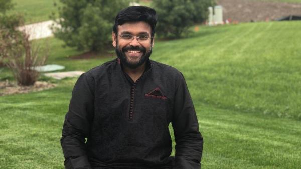 Karthik Director de Investigación y Desarrollo del Cuidado Rena sonrie a la cámara
