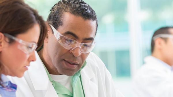 Doctor y enfermera revisando y tomando notas
