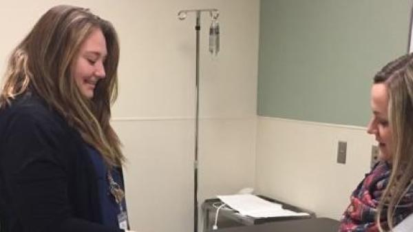 Mujeres viendo la plataforma sharesource telemedicina