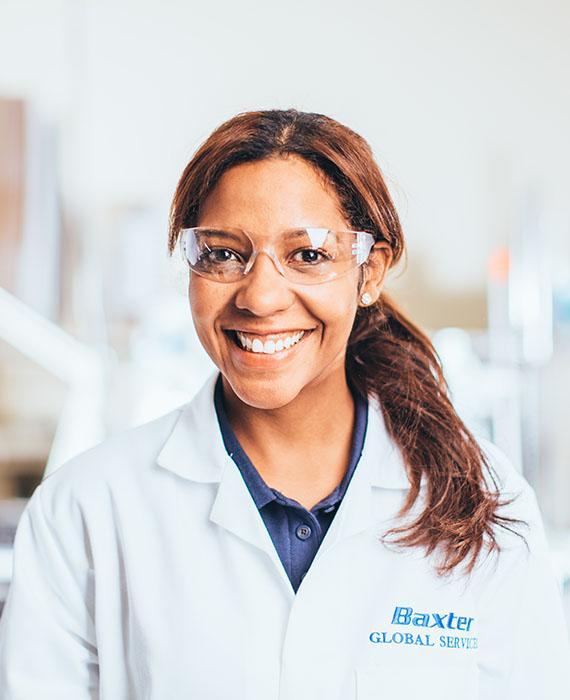 Mujer ingeniera sonriente 